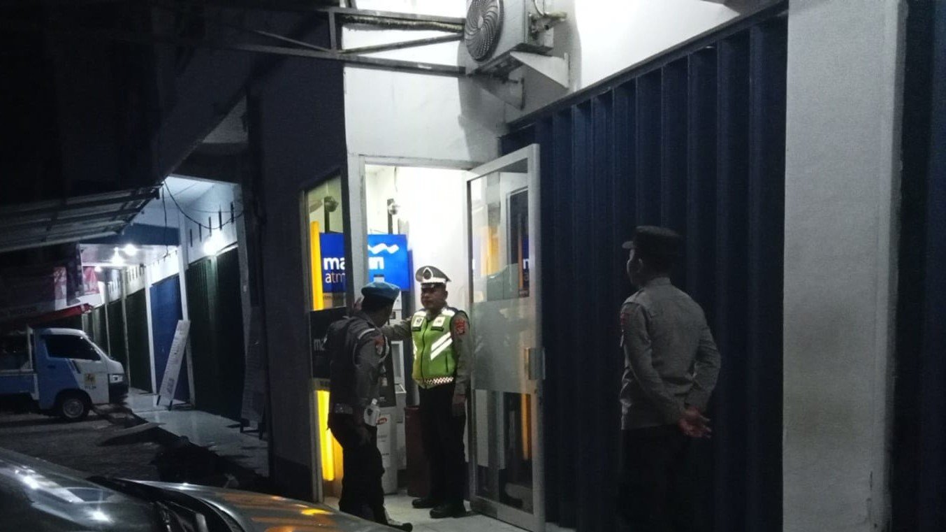 Patroli Dini Hari Polsek Kediri Jaga Ketat Keamanan ATM dan Pompa Bensin
