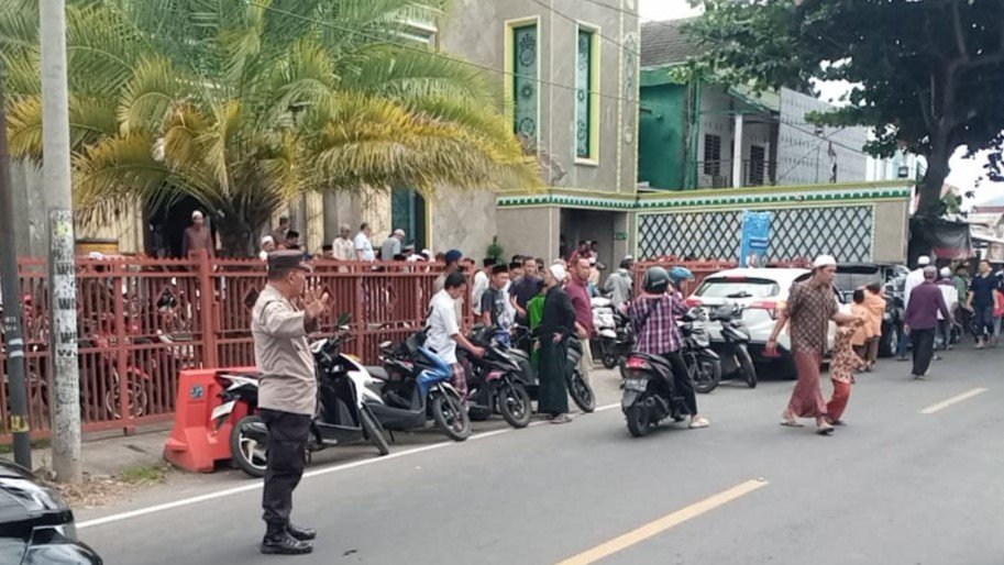 Polsek Batulayar Jaga Ketentraman Sholat Jumat di Tengah Keramaian Montong Buwuh