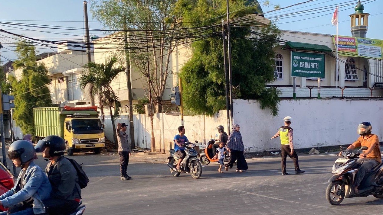 Polsek Kediri Siaga Atasi Kemacetan, Jaga Kamseltibcar Lalin di Simpang 4