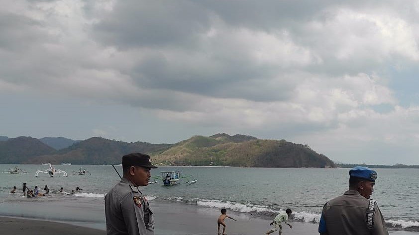 Polsek Lembar Tingkatkan Patroli Keamanan di Pantai Cemare Selama Libur Idul Adha