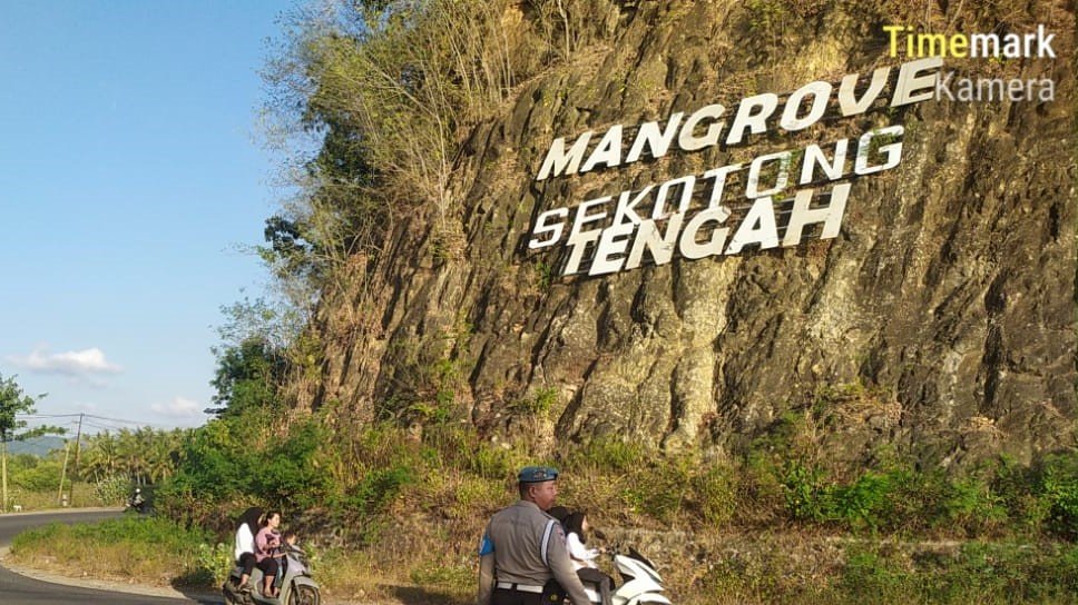 Polsek Sekotong Jaga Lalu Lintas Aman dan Lancar di Kawasan Wisata Mangrove