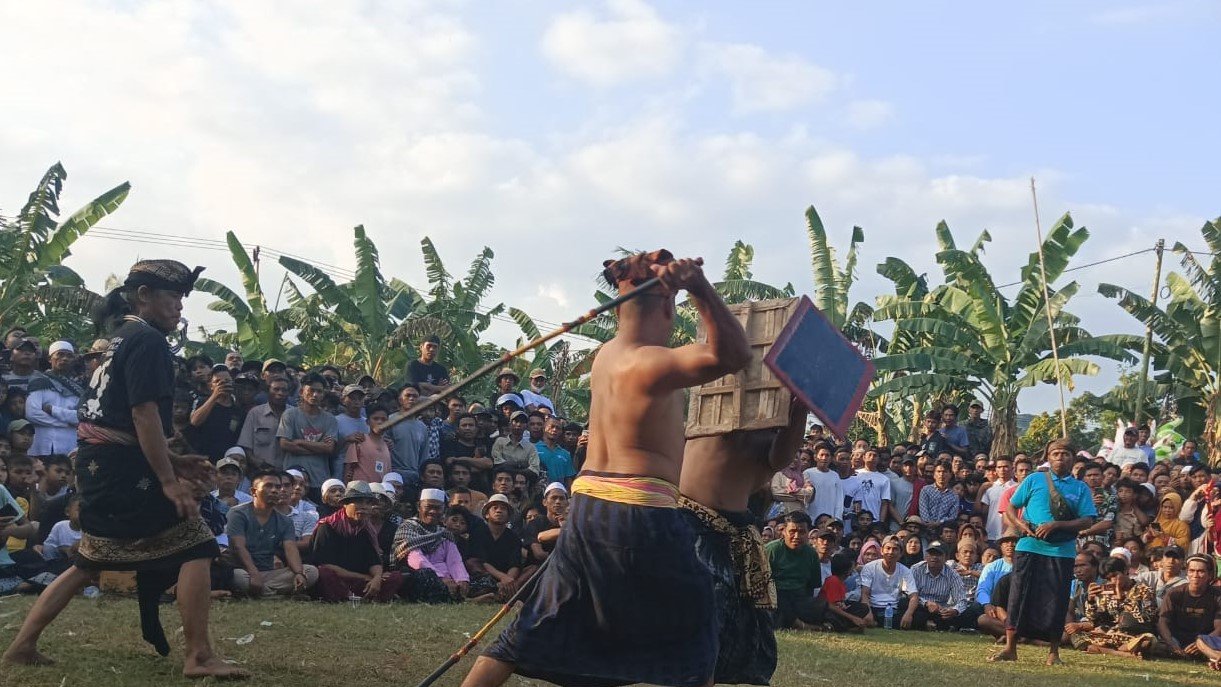 Semarak Peresean Angin Sayong Meriahkan HUT ke-13 Desa Cendi Manik, Lombok Barat