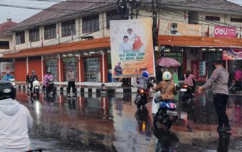 Kesigapan Polsek Kediri, Atur Lalu Lintas Meski Hujan Deras