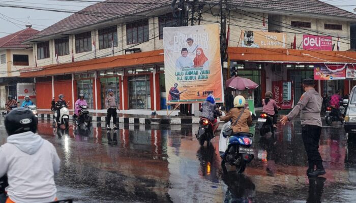 Kesigapan Polsek Kediri, Atur Lalu Lintas Meski Hujan Deras