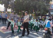 Patroli Siang Bolong, Polsek Labuapi Jaga Anak Sekolah
