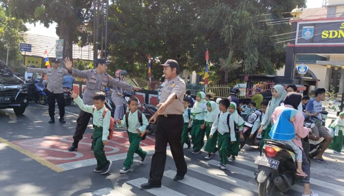 Patroli Siang Bolong, Polsek Labuapi Jaga Anak Sekolah