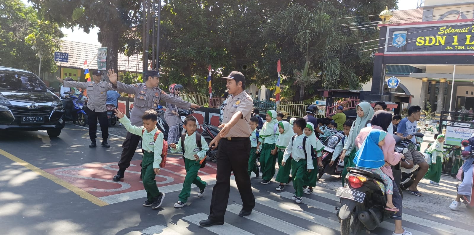 Patroli Siang Bolong, Polsek Labuapi Jaga Anak Sekolah