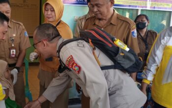 Polisi Kawal PIN Polio di Lombok Barat, Demi Anak Sehat!