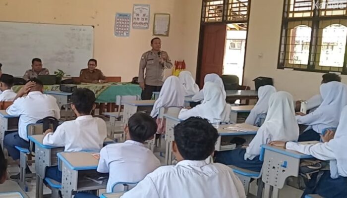 Polres Lombok Barat Edukasi Siswa SMPN 2 Batulayar tentang Bahaya Kenakalan Remaja