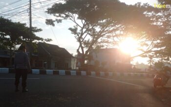 Polsek Kuripan Jaga Arus Lalu Lintas di Simpang 3 Sedayu