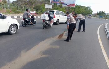 Satlantas Lombok Barat Bergerak Cepat Bersihkan Tumpahan Oli di Bundaran GMS