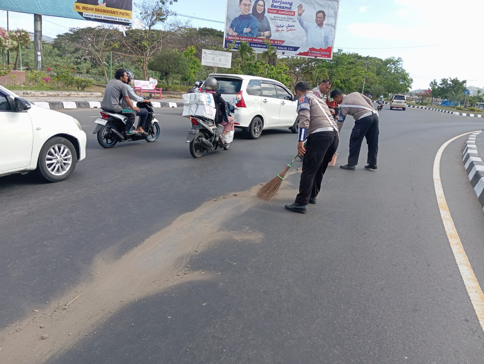 Satlantas Lombok Barat Bergerak Cepat Bersihkan Tumpahan Oli di Bundaran GMS