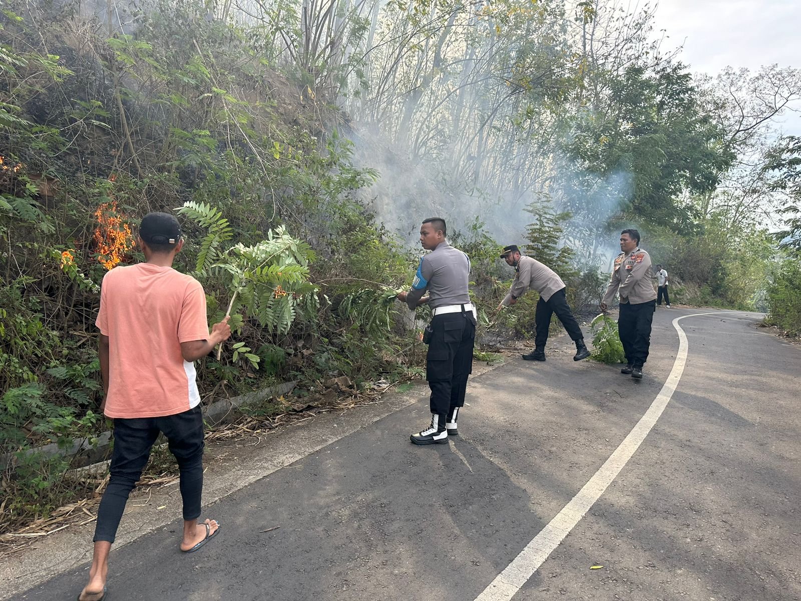 Water Cannon dan Damkar Jinakkan Karhutla di Lembar