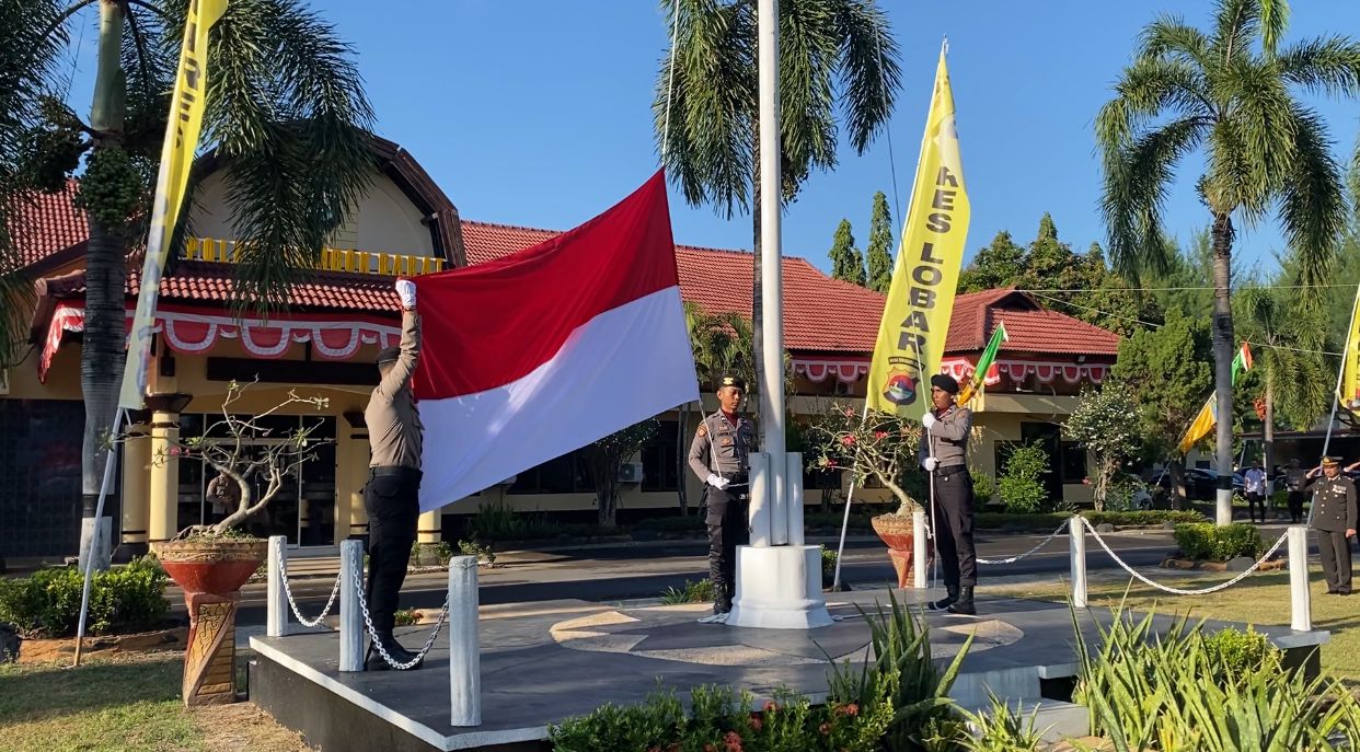 Bendera Merah Putih Berkibar Gagah di Polres Lombok Barat, Inspirasi Negeri!