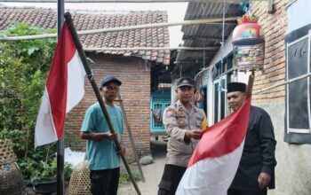 Bhabinkamtibmas Jadi Garda Terdepan, Ajak Warga Jagaraga Indah Kibarkan Merah Putih