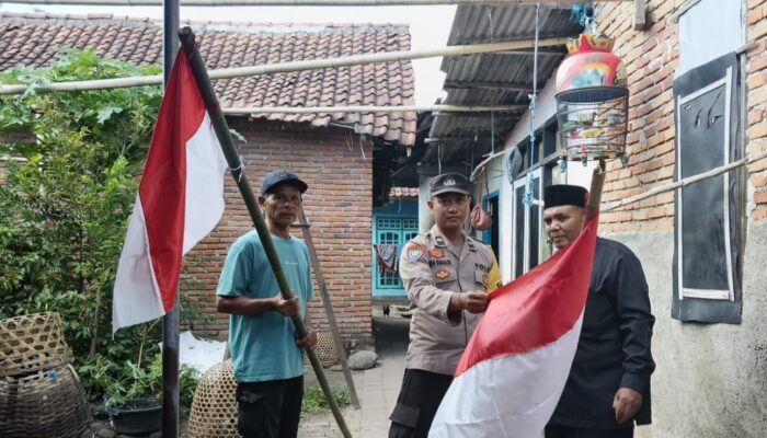 Bhabinkamtibmas Jadi Garda Terdepan, Ajak Warga Jagaraga Indah Kibarkan Merah Putih