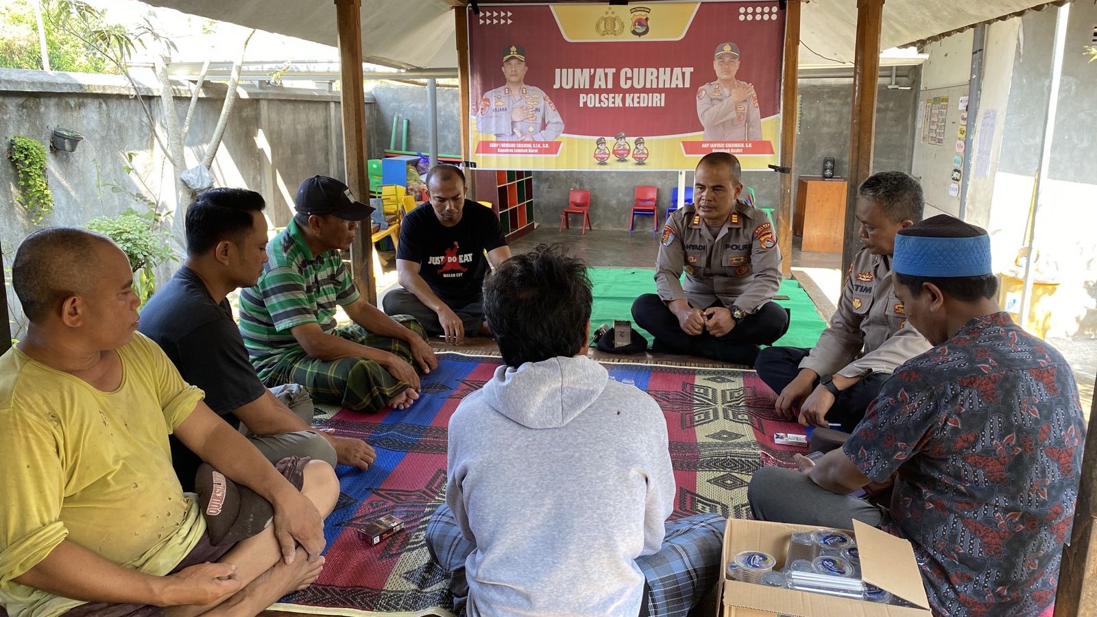 Jumat Curhat di Kediri, Warga Bingung Pemilihan Perangkat Desa, Kapolsek Beri Solusi