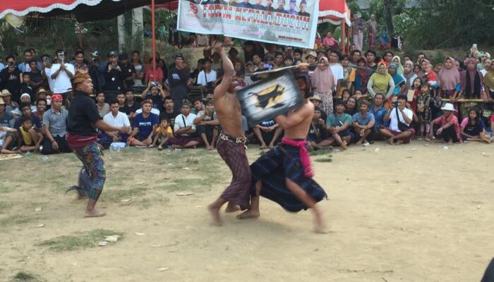 Merah Putih Berkibar, Meriahkan HUT RI dengan Tarung Peresean di Sekotim