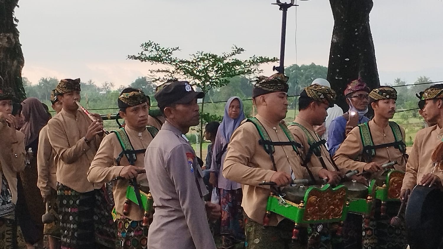 Meriahnya Nyongkolan di Kuripan, Ratusan Warga Iringi Pengantin Baru