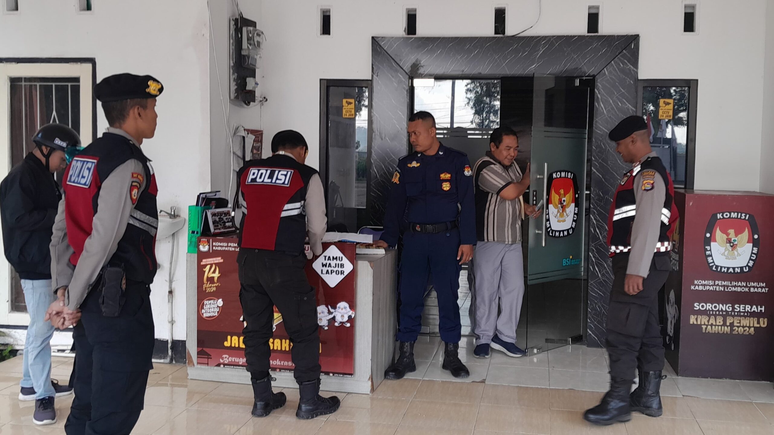 Polisi Jaga Ketat Bawaslu dan KPU Lombok Barat, Pastikan Pilkada Damai