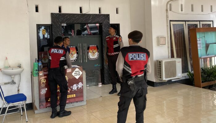 Polres Lombok Barat Patroli Kantor KPU, Pastikan Pilkada Lombok Barat Aman!