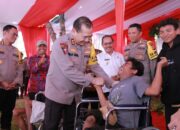 Kapolda NTB Serahkan Bantuan Sosial di Sekotong, Tekankan Pentingnya Pilkada Aman