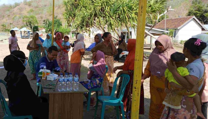 Polri Hadirkan Klinik & Perpustakaan Terapung untuk Warga Telaga Lupi