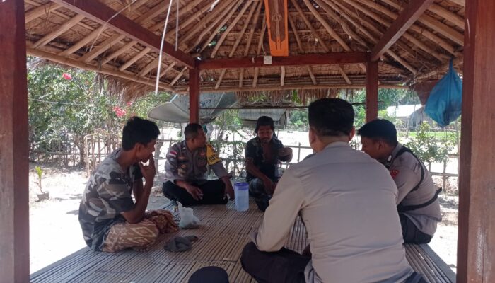 Patroli Rutin di Pulau Sepatang: Polisi Sekotong Jalin Silaturahmi dengan Warga