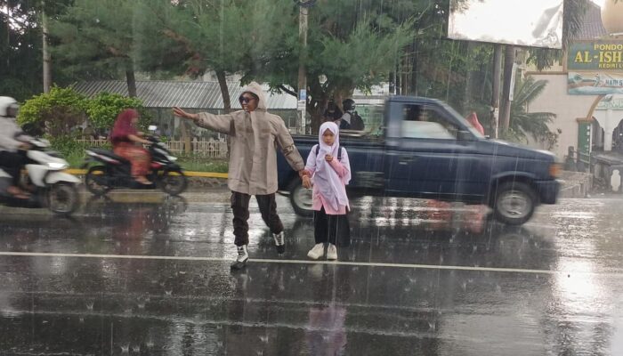 Polsek Kediri Bantu Siswa Menyeberang dengan Aman di Depan Pondok Pesantren