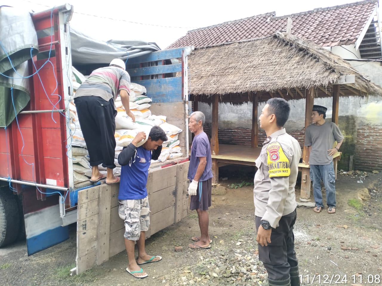 Monitor Distribusi Beras, Polsek Sekotong Pastikan Tepat Sasaran di Buwun Mas