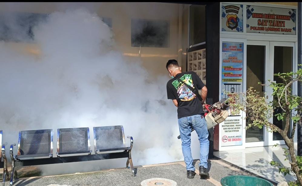 Cegah DBD, Polres Lombok Barat Proaktif Lakukan Fogging di Lingkungan Polsek