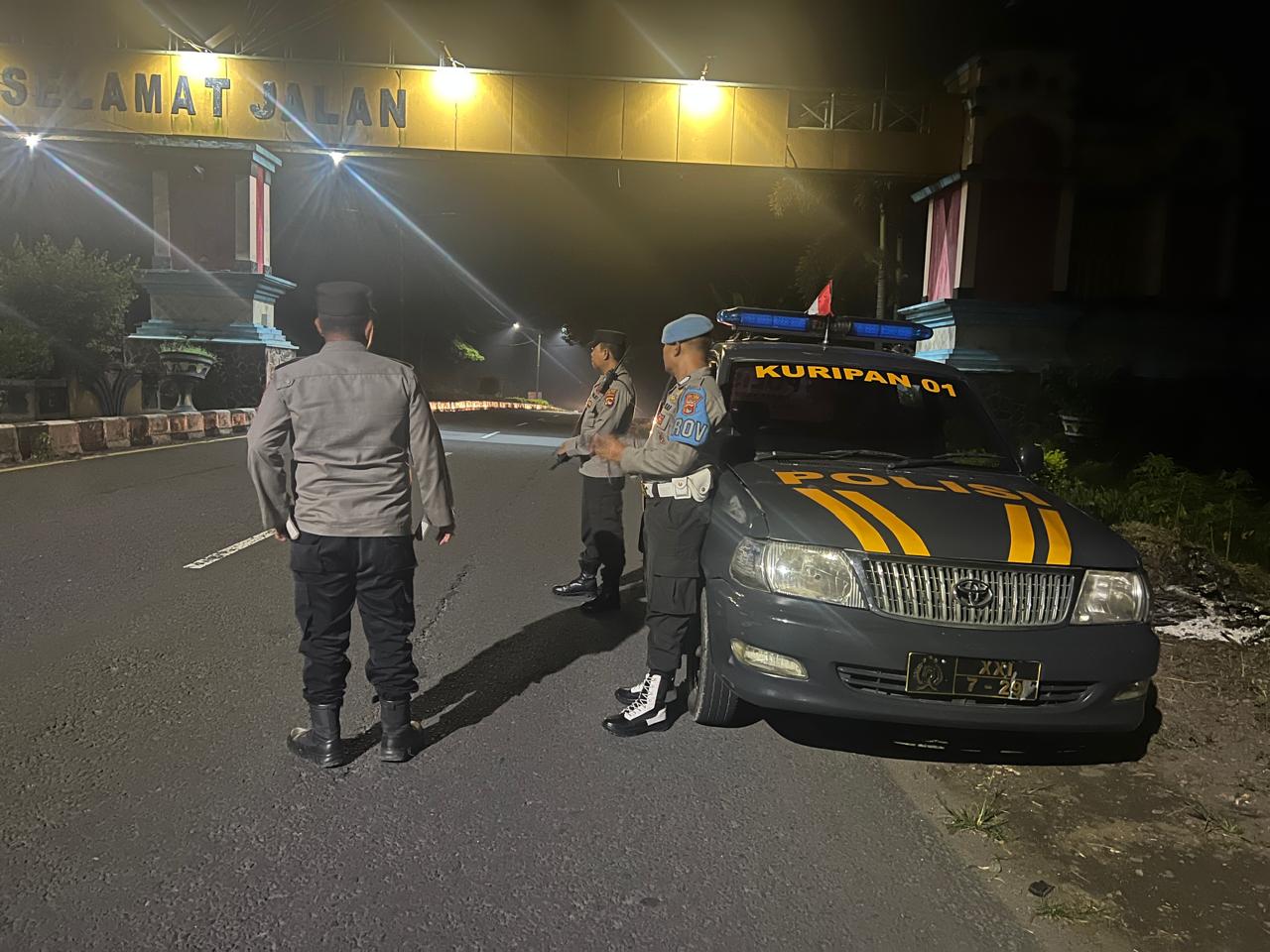 Tingkatkan Keamanan, Polsek Kuripan Gelar Patroli Gabungan di Jam Rawan