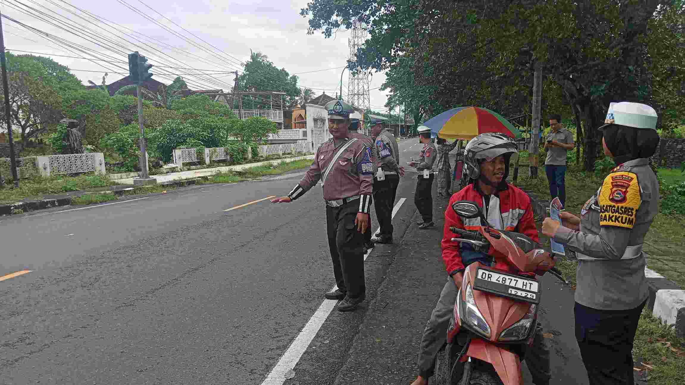 Himbauan Humanis Keselamatan Berkendara Ala Polres Lobar di Operasi Rinjani 2025