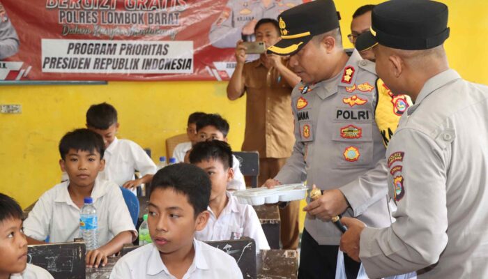 Aksi Kapolres Lombok Barat, Bagikan Gizi Gratis untuk Anak SD di Batu Rimpang