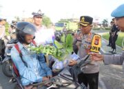 Unik! Operasi Keselamatan di Lombok Beri Hadiah Sayuran untuk Pengendara Tertib