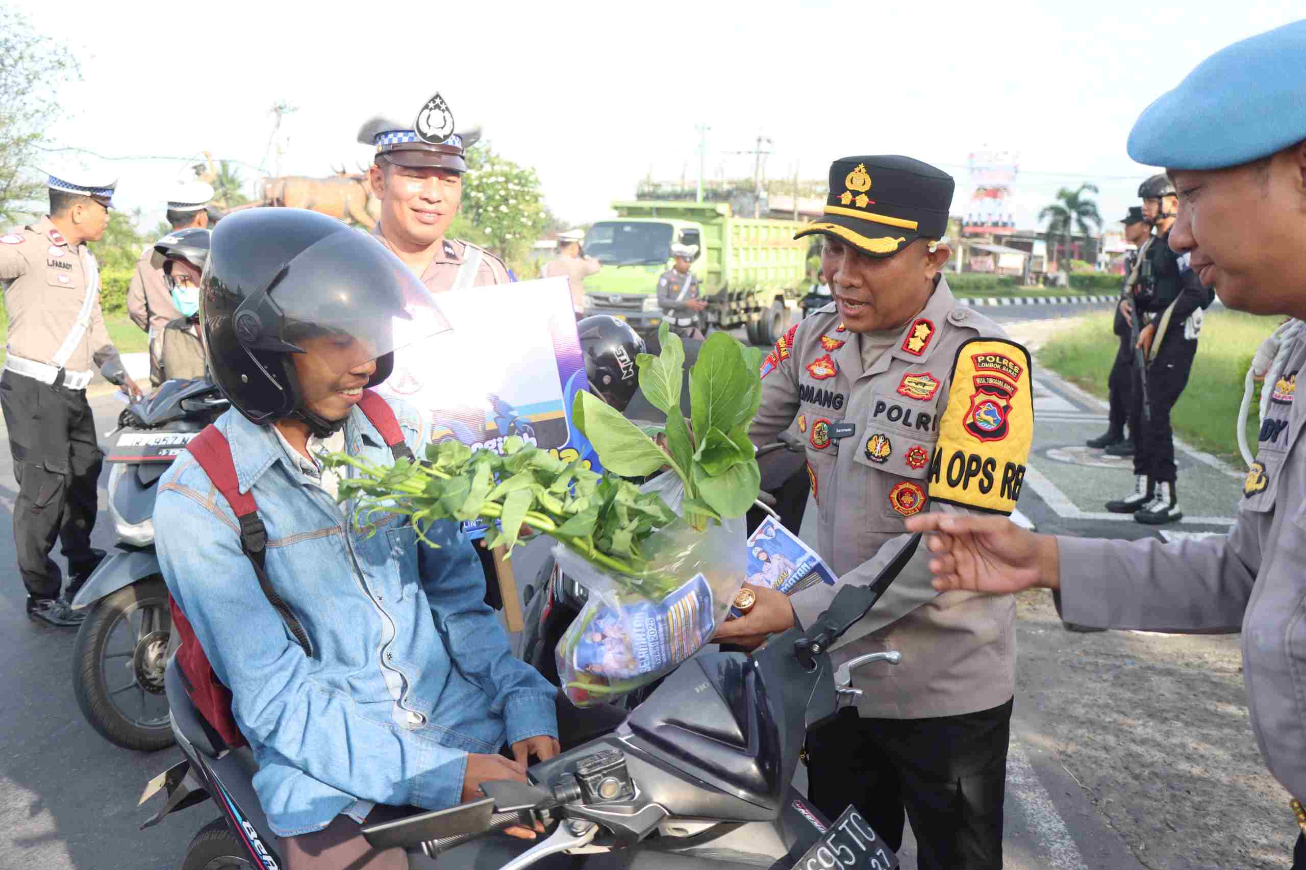 Operasi Keselamatan Rinjani 2025, Polres Lobar Edukasi Pengendara dengan Hadiah Sayuran