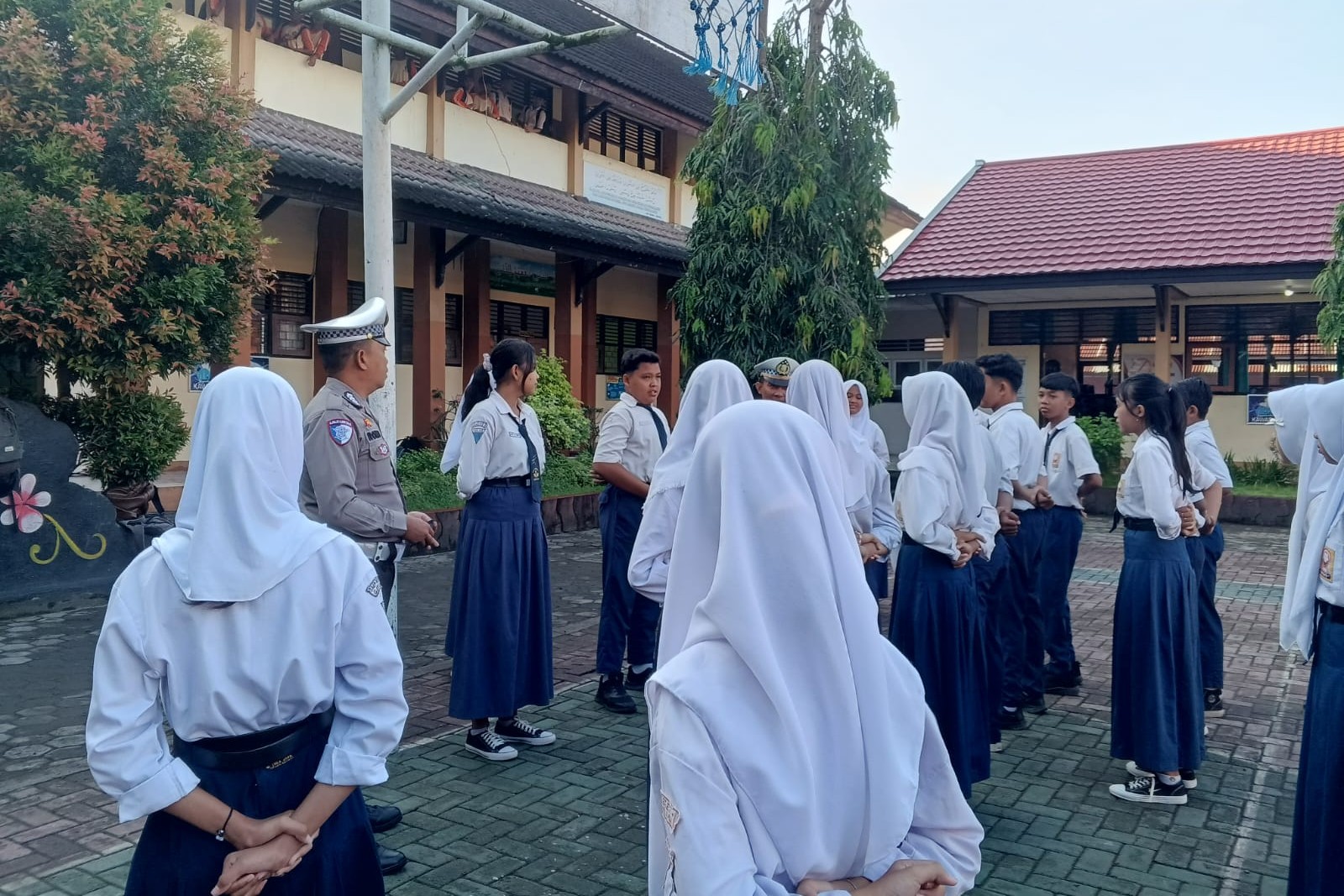 Polisi Sambangi SMPN 1 Gerung, Edukasi Tertib Lalu Lintas Sejak Dini