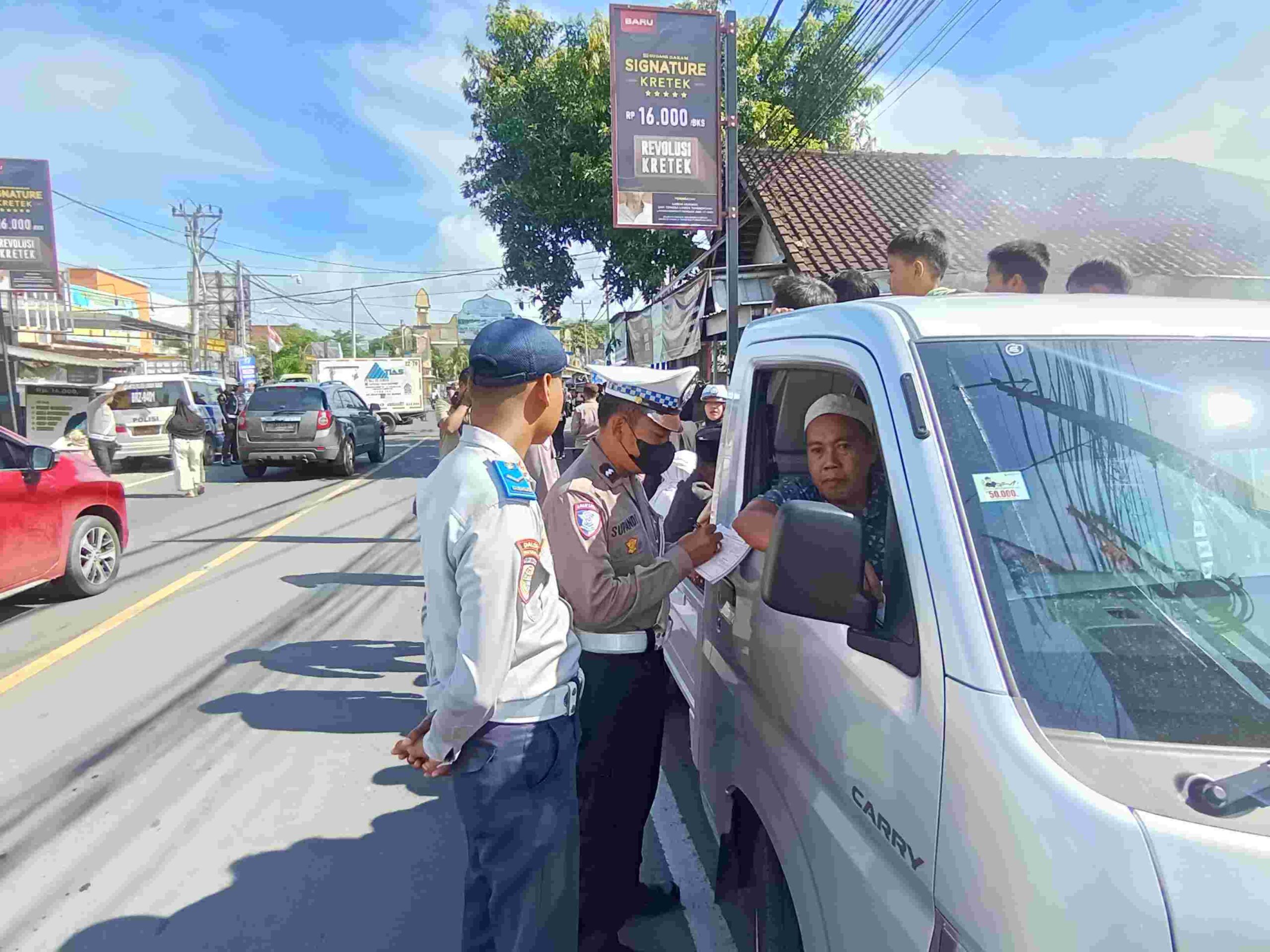 Polres Lombok Barat Gencar Tingkatkan Kesadaran Lalu Lintas Lewat Operasi Rinjani 2025