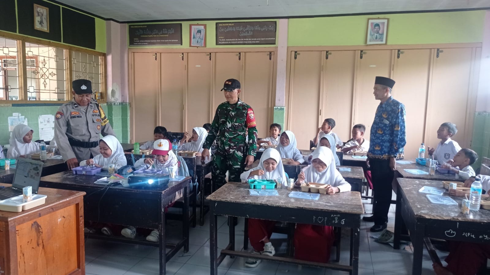 Sinergi Polisi, TNI, dan SPPG Sukseskan Program Makan Bergizi di Lombok Barat