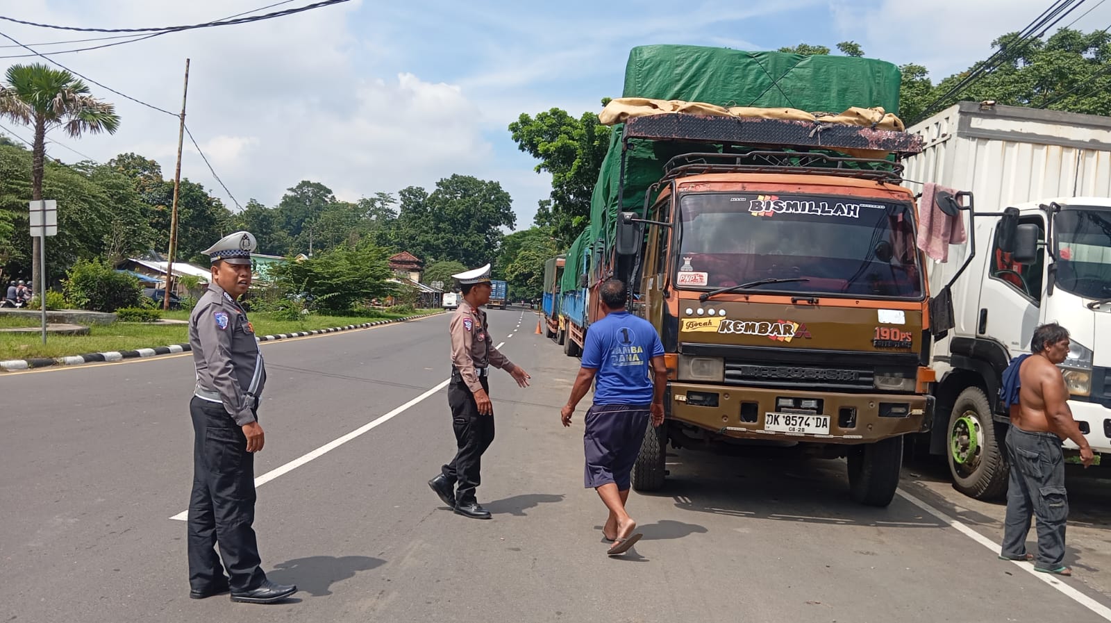 Tertib Parkir Truk, Arus Lalin Lancar di Tugu Tenk Dodokan Gerung