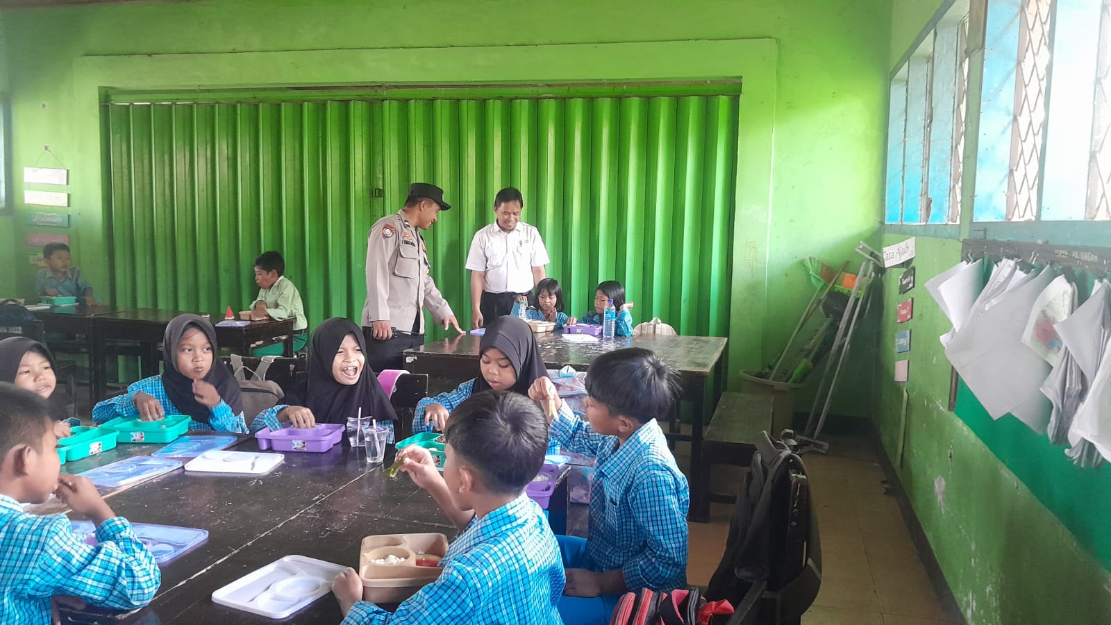 Polsek Gerung Kawal Program Makan Bergizi Gratis di SDN 2 Dasan Tapen