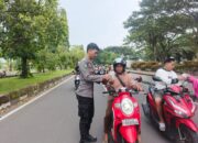 Hangatnya Ramadan: Polisi Lombok Barat Bagikan Takjil ke Warga
