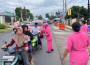 Ramadhan Berkah: Polsek Kediri Turun Tangan, Warga Dapat Ini
