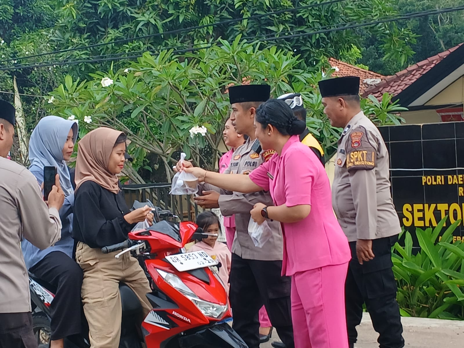 Indahnya Berbagi! Polsek Sekotong Tebar Takjil dan Pesan Kamtibmas