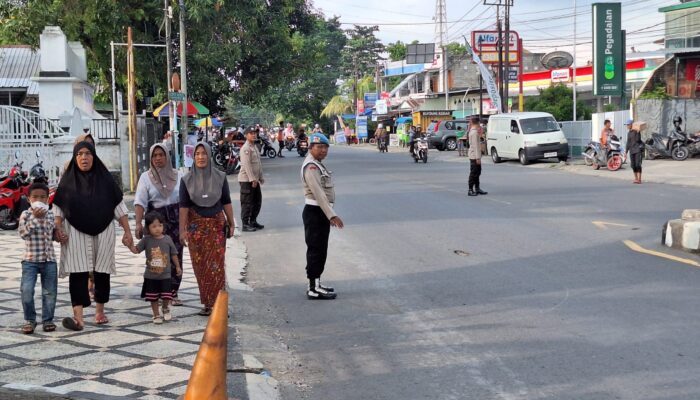 Rawan Sore di Gerung: Polisi Jaga Keamanan Saat Ngabuburit