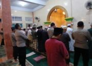 Personel Polsek Sekotong Ikuti Tarawih dan Tadarusan, Wujud Sinergi dengan Masyarakat