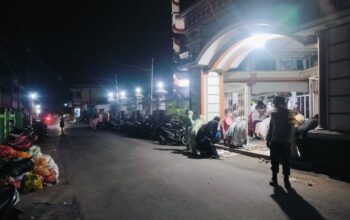 Ibadah Khusyuk! Polisi Jaga Keamanan Sholat Tarawih di Labuapi