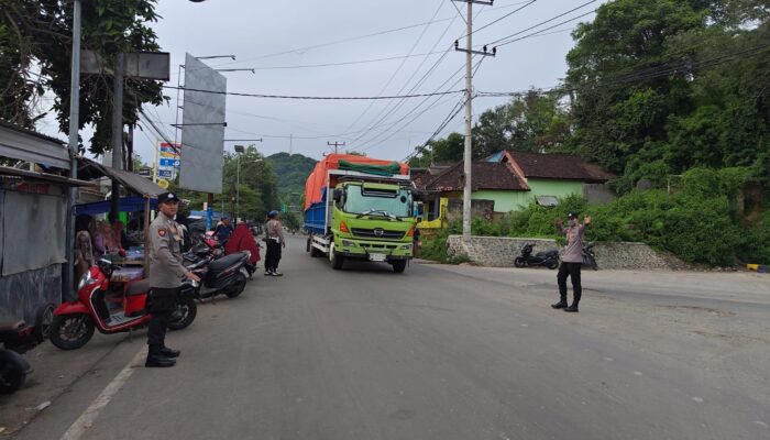 Jelang Berbuka, Polisi Kawal Ngabuburit di Simpang Tiga Lembar