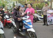 Aksi Berkah Polsek Batulayar: 300 Takjil untuk Masyarakat