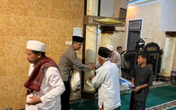 Polri Dekat dengan Umat: Kapolsek Kediri Tarawih Bersama Warga